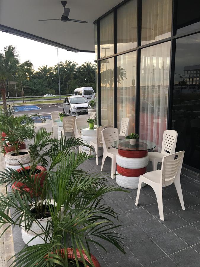 Hotel Zamburger Kota Warisan Sepang Exterior photo