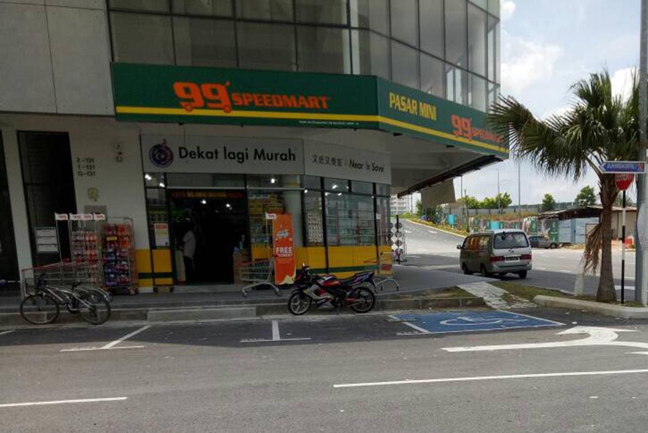 Hotel Zamburger Kota Warisan Sepang Exterior photo